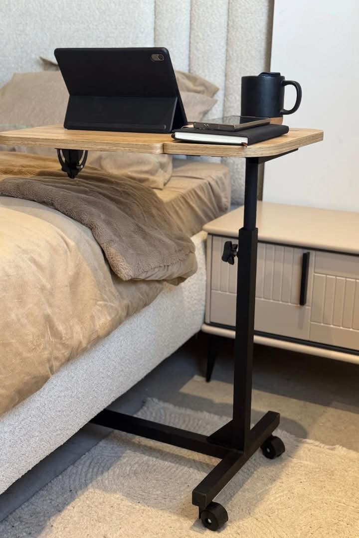 Table Réglable pour PC Portable avec 4 Roues 60x38 cm — Bureau Mobile Ergonomique et Moderne pour la Maison ou le Bureau