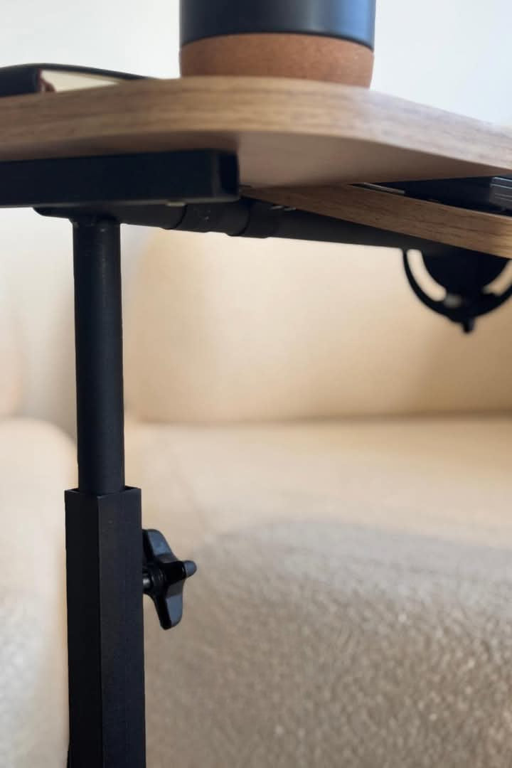 Table Réglable pour PC Portable avec 4 Roues 60x38 cm — Bureau Mobile Ergonomique et Moderne pour la Maison ou le Bureau